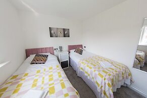 5 Bed Detached House - Sleeps 14