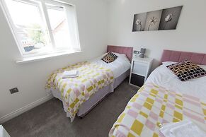 5 Bed Detached House - Sleeps 14