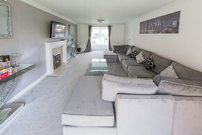5 Bed Detached House - Sleeps 14
