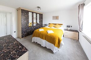 5 Bed Detached House - Sleeps 14