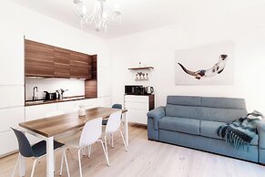 Pleasant Family Apt next to Lake Como