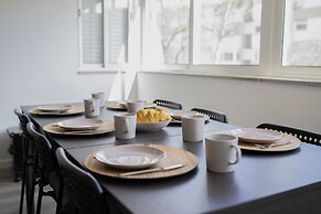 Olivais Modern by Homing