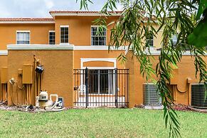 Stylish 3BR Townhouse 15 min to Disney Parks