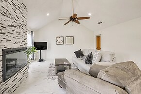 1 Mi to Lake Jacksonville: Pet-friendly Home