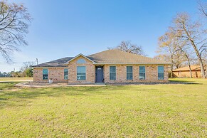 1 Mi to Lake Jacksonville: Pet-friendly Home