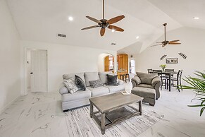 1 Mi to Lake Jacksonville: Pet-friendly Home