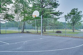 7 Mi to Big Boulder Mtn: Poconos Chalet w/ Hot Tub