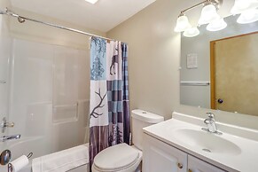 7 Mi to Big Boulder Mtn: Poconos Chalet w/ Hot Tub