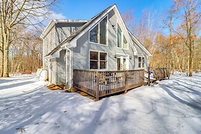 7 Mi to Big Boulder Mtn: Poconos Chalet w/ Hot Tub