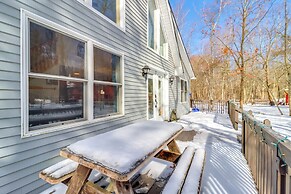 7 Mi to Big Boulder Mtn: Poconos Chalet w/ Hot Tub