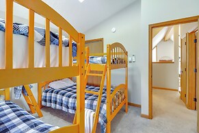 7 Mi to Big Boulder Mtn: Poconos Chalet w/ Hot Tub