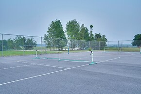 7 Mi to Big Boulder Mtn: Poconos Chalet w/ Hot Tub