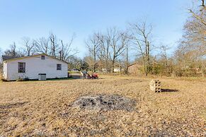 3 Mi to Lake Saracen: Pine Bluff Home w/ Grill!
