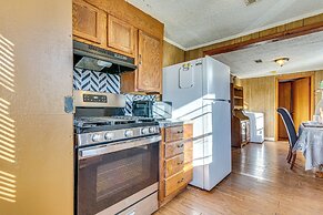 3 Mi to Lake Saracen: Pine Bluff Home w/ Grill!