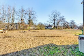 3 Mi to Lake Saracen: Pine Bluff Home w/ Grill!