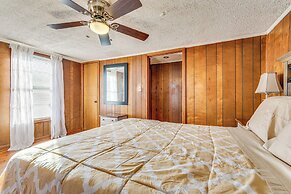 3 Mi to Lake Saracen: Pine Bluff Home w/ Grill!