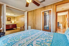 3 Mi to Lake Saracen: Pine Bluff Home w/ Grill!