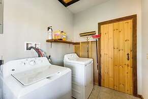 Peaceful Cabin w/ Mtn Views & Grill in Altoona!