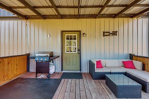 Peaceful Cabin w/ Mtn Views & Grill in Altoona!
