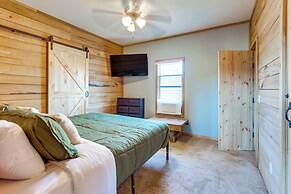 Peaceful Cabin w/ Mtn Views & Grill in Altoona!