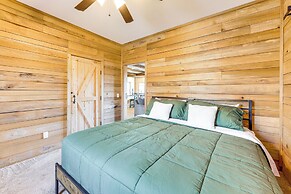 Peaceful Cabin w/ Mtn Views & Grill in Altoona!