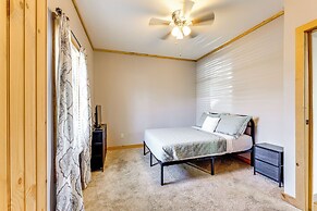 Peaceful Cabin w/ Mtn Views & Grill in Altoona!