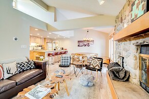 Mtn Condo on Tenmile Creek: Hot Tub & Pool Access!