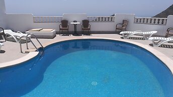 HOLIDAY HOME EMBLEMA