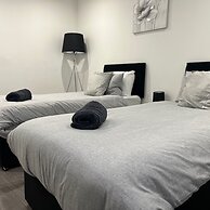 Sleek, Sleeps 6 Sunset Views, Family Friendly