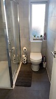 Sleek, Sleeps 6 Sunset Views, Family Friendly