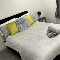 Sleek, Sleeps 6 Sunset Views, Family Friendly