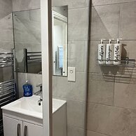 Sleek, Sleeps 6 Sunset Views, Family Friendly