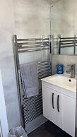Sleek, Sleeps 6 Sunset Views, Family Friendly