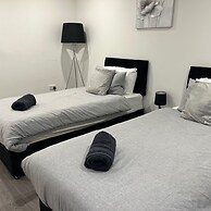 Sleek, Sleeps 6 Sunset Views, Family Friendly