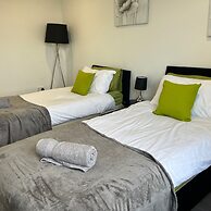 Sleek, Sleeps 6 Sunset Views, Family Friendly