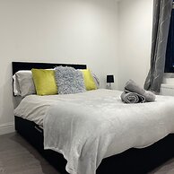 Sleek, Sleeps 6 Sunset Views, Family Friendly