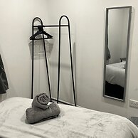 Sleek, Sleeps 6 Sunset Views, Family Friendly