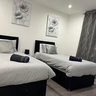 Sleek, Sleeps 6 Sunset Views, Family Friendly