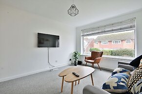 3 Bed House with Private Parking