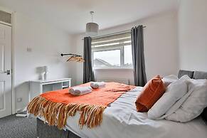 3 Bed House with Private Parking