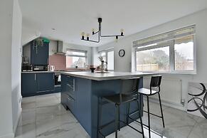 3 Bed House with Private Parking