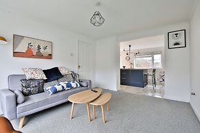 3 Bed House with Private Parking