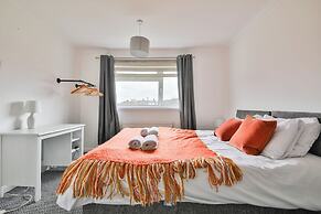 3 Bed House with Private Parking