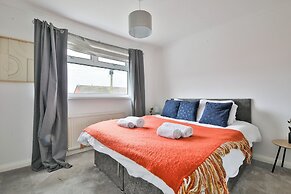 3 Bed House with Private Parking