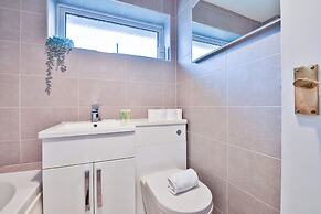 3 Bed House with Private Parking