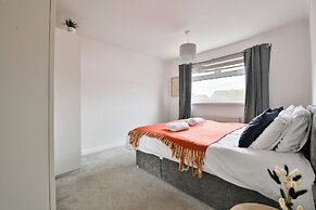 3 Bed House with Private Parking