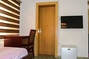 Westmac Hotel and Apartments
