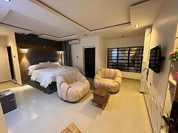 Sound View Lounge and Apartments