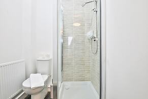 2 Bed Flat with Parking Near Waterfront