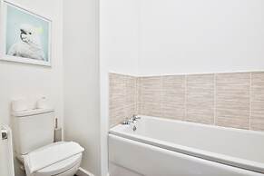 2 Bed Flat with Parking Near Waterfront
